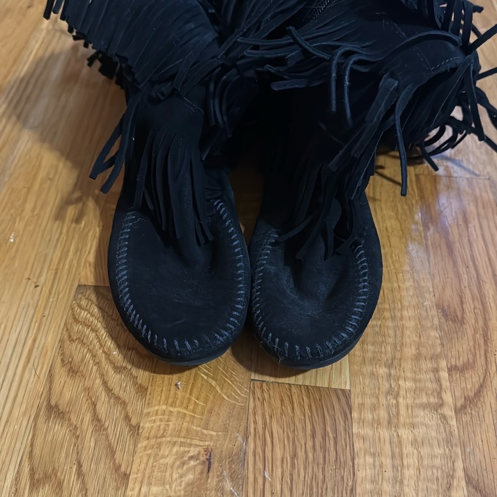 Minnetonka Women’s 5 Layer Black Fringe Moccasin Boots